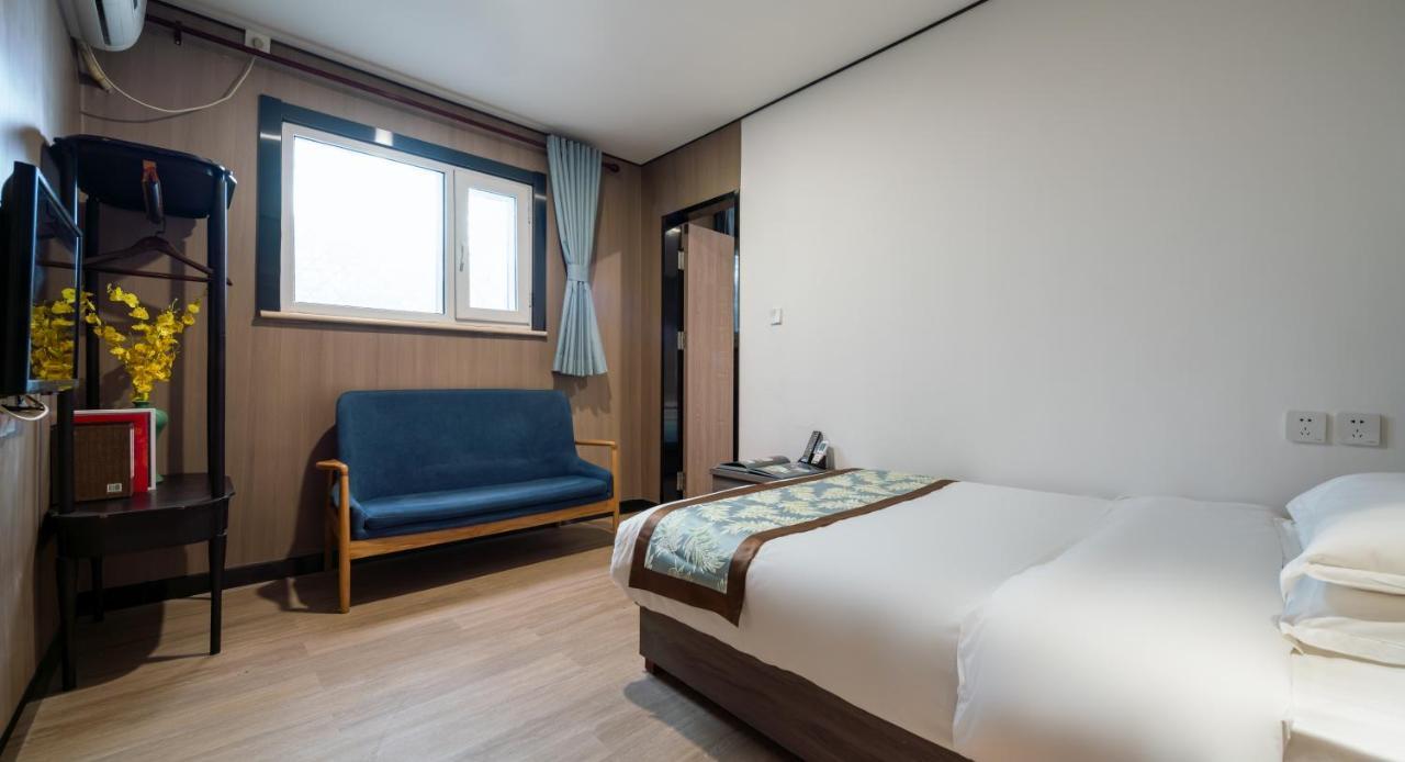 East Sacred Hotel ᴸᴱo---Foreign Accept---Tourism Service English-Speaking 丨 Near Tiananmen Forbidden City丨very Close To Metro Zhangzizhong And Beixinqiao 丨european Foot Ball English丨free Advance Tickets And Laundry Drying Service Coffee Snacks Пекін Екстер'єр фото