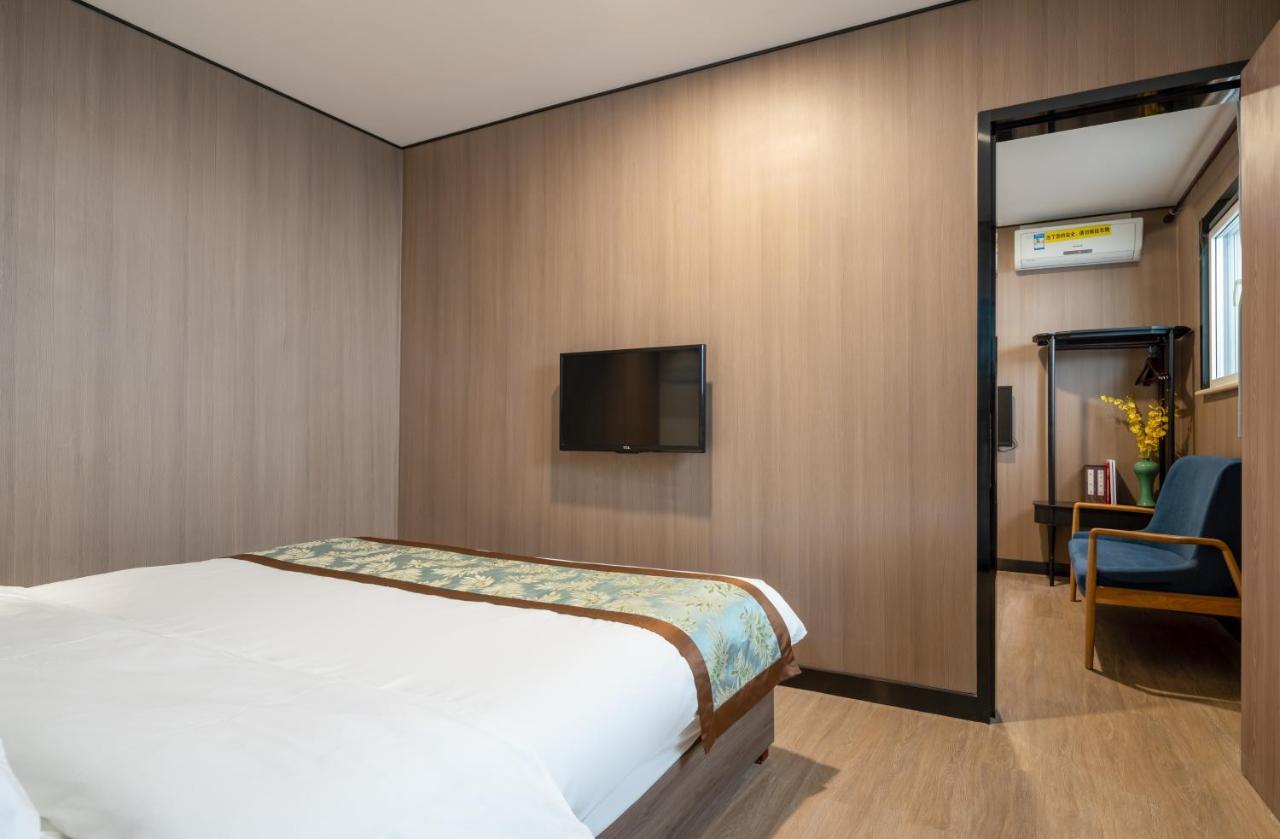 East Sacred Hotel ᴸᴱo---Foreign Accept---Tourism Service English-Speaking 丨 Near Tiananmen Forbidden City丨very Close To Metro Zhangzizhong And Beixinqiao 丨european Foot Ball English丨free Advance Tickets And Laundry Drying Service Coffee Snacks Пекін Екстер'єр фото