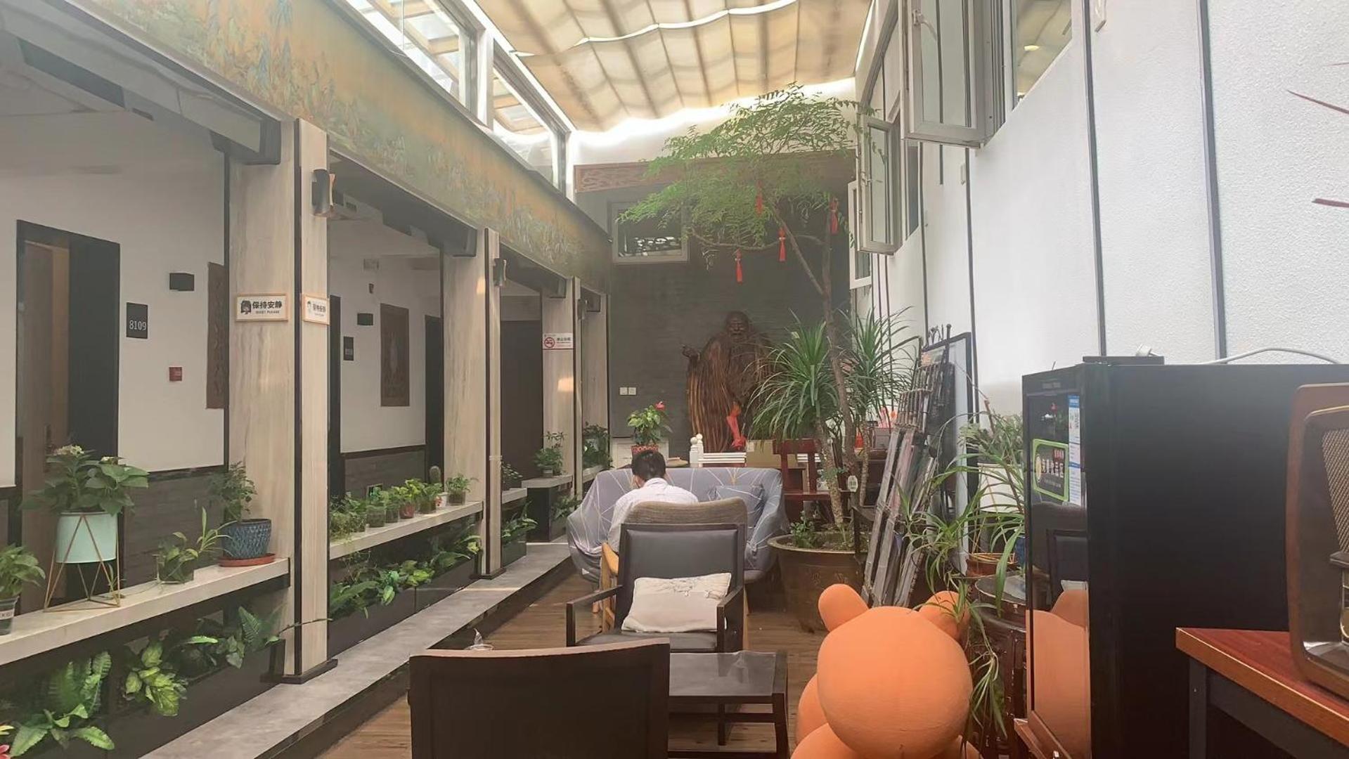 East Sacred Hotel ᴸᴱo---Foreign Accept---Tourism Service English-Speaking 丨 Near Tiananmen Forbidden City丨very Close To Metro Zhangzizhong And Beixinqiao 丨european Foot Ball English丨free Advance Tickets And Laundry Drying Service Coffee Snacks Пекін Екстер'єр фото